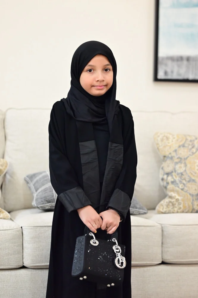 عباية كلوش رمادي مع مربعات كحلي ببندة شيفون