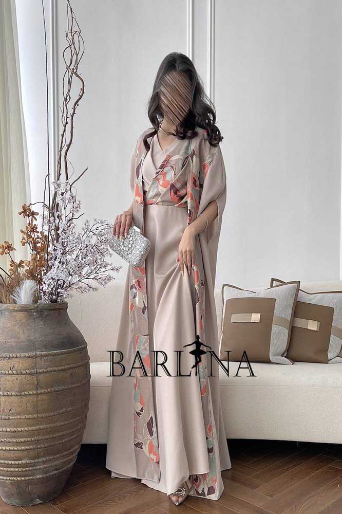 عباية كلوش ملكي بتفاصيل مخمل مطرز على الكم